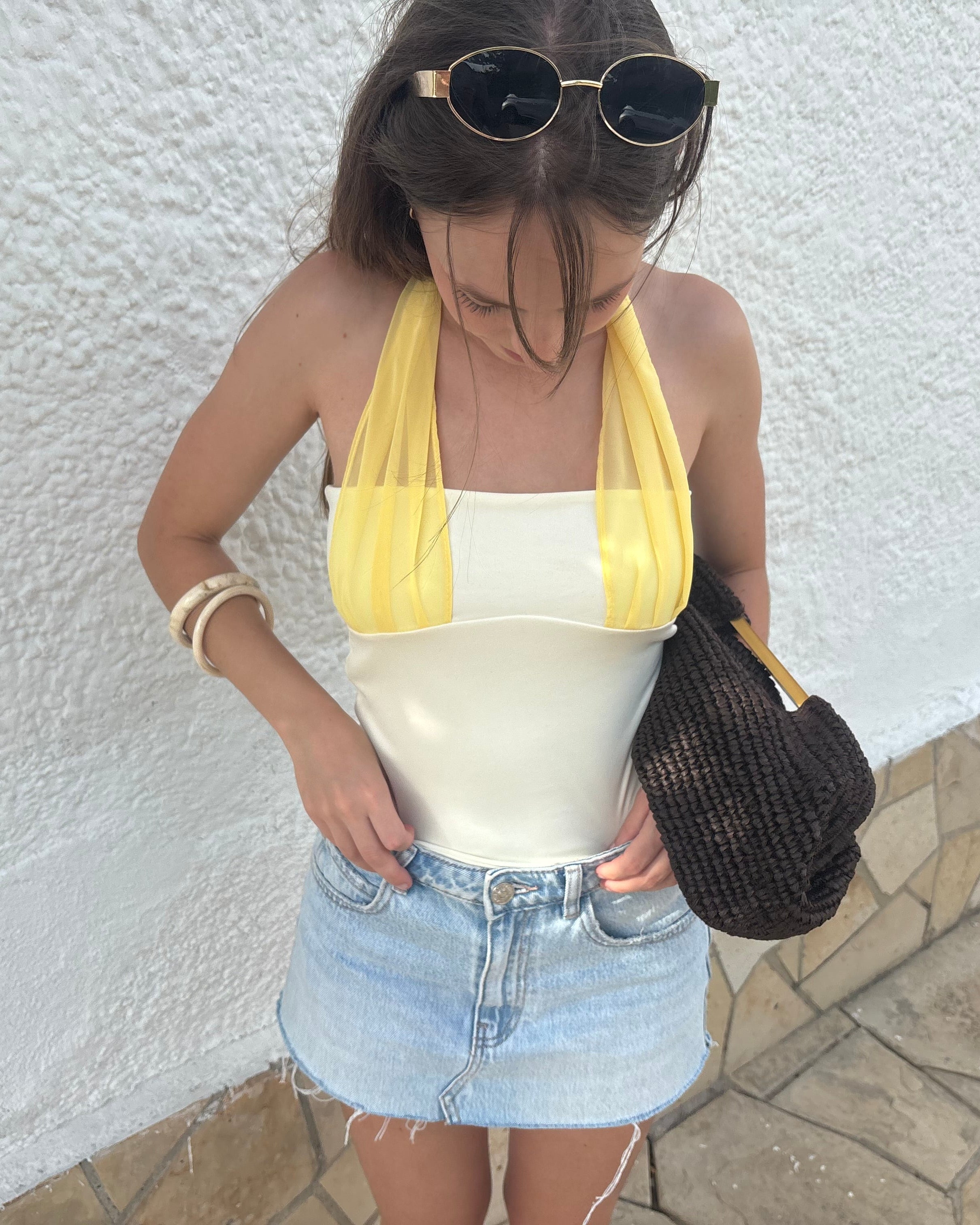 [color: Amarillo] Vista frontal